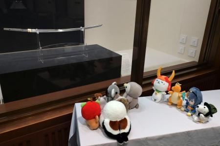 　彦根城博物館の記念イベントで太刀を鑑賞するぬいぐるみ（同館提供）