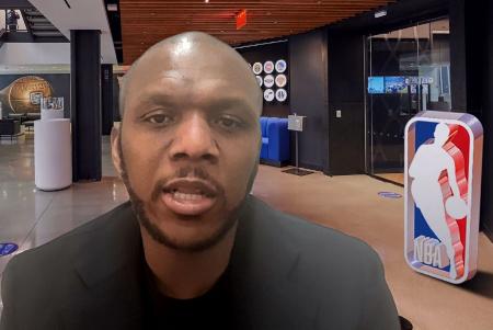 　オンラインで記者会見するＮＢＡのジェームズ・ジョーンズ氏