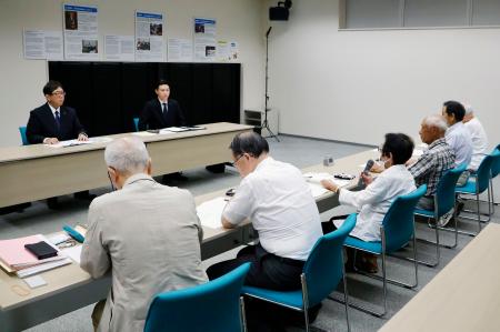 　新潟水俣病の被害者団体と面会する、トライグループの阿部正純執行役員（奥右）ら＝１８日午後、新潟市