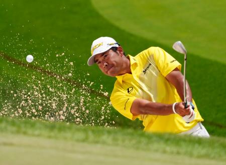 　最終ラウンド、１１番でバンカーショットを放つ松山英樹。通算７オーバーで４３位＝ミュアフィールドビレッジＧＣ（共同）