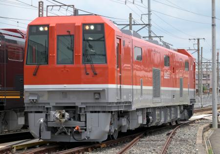 　保線作業用に開発されたＪＲ西日本の新型車両＝１６日、大阪府東大阪市