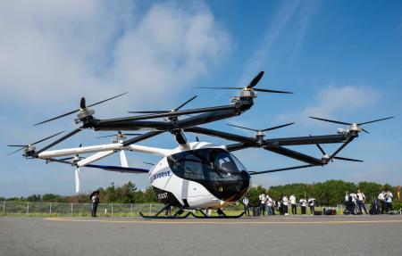 　高速でのデモ飛行を公開したスカイドライブの空飛ぶクルマ＝１３日午前、山口市