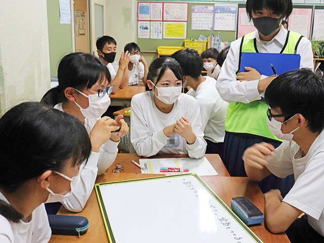 スクールカーストについて話し合う生徒＝岐阜市切通、長森南中学校