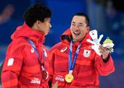 　男子ビッグエアで金メダルを獲得し笑顔の木村葵来。左は銀メダルの木俣椋真＝リビーニョ（共同）