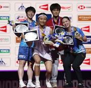 　女子シングルスで準優勝の山口茜（左端）。右隣は優勝した安洗塋＝ニューデリー（ロイター＝共同）
