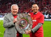 　サッカーＪ１で９季ぶりに優勝し、シャーレを手に写真に納まるジーコさんと鹿島の小泉文明社長（右）＝６日、メルカリスタジアム