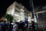 　神戸の女性刺殺事件の容疑者逮捕を受け、葺合署に集まった報道陣＝２２日午後７時３３分