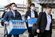 　「蒲原鉄道」の家宅捜索に入る福島県警の捜査員＝８日午前、新潟県五泉市
