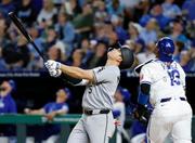 　ロイヤルズ戦の８回、一邪飛に倒れるホワイトソックス・村上＝カンザスシティー（共同）