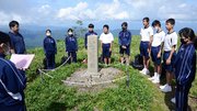 「落雷遭難の碑」の前で、１９５５年に落雷で亡くなった４人の先輩に思いを寄せる生徒ら＝長野県阿智村