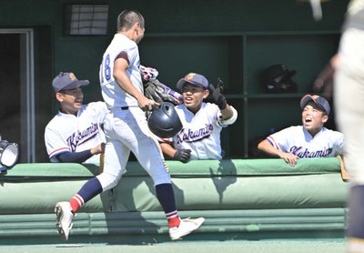 市岐阜商×岐阜各務野＝８回表岐阜各務野１死満塁、３走山口が暴投の間に生還して同点に追い付き、沸く岐阜各務野ベンチ＝長良川