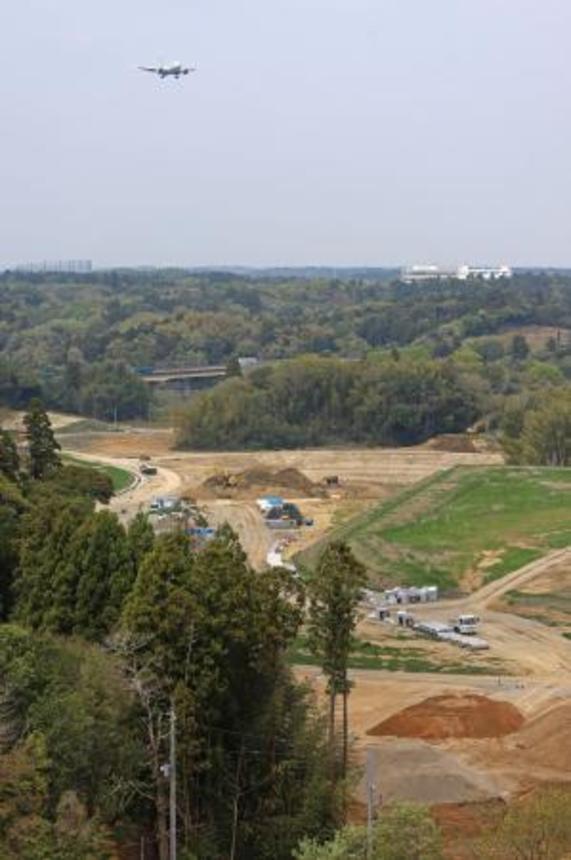 　成田空港での供用開始に向け工事が進められている、新設されるＣ滑走路の予定地＝２０２５年４月、千葉県芝山町