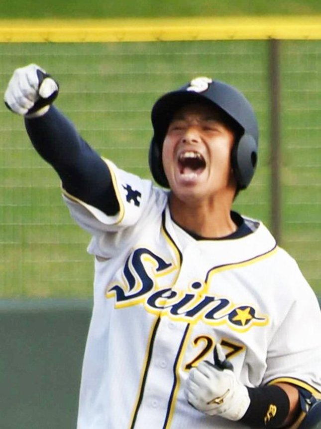 西濃運輸×ホンダ鈴鹿＝８回表西濃運輸２死満塁、走者一掃の逆転二塁打を放ち、ガッツポーズする柏木＝岡崎市民
