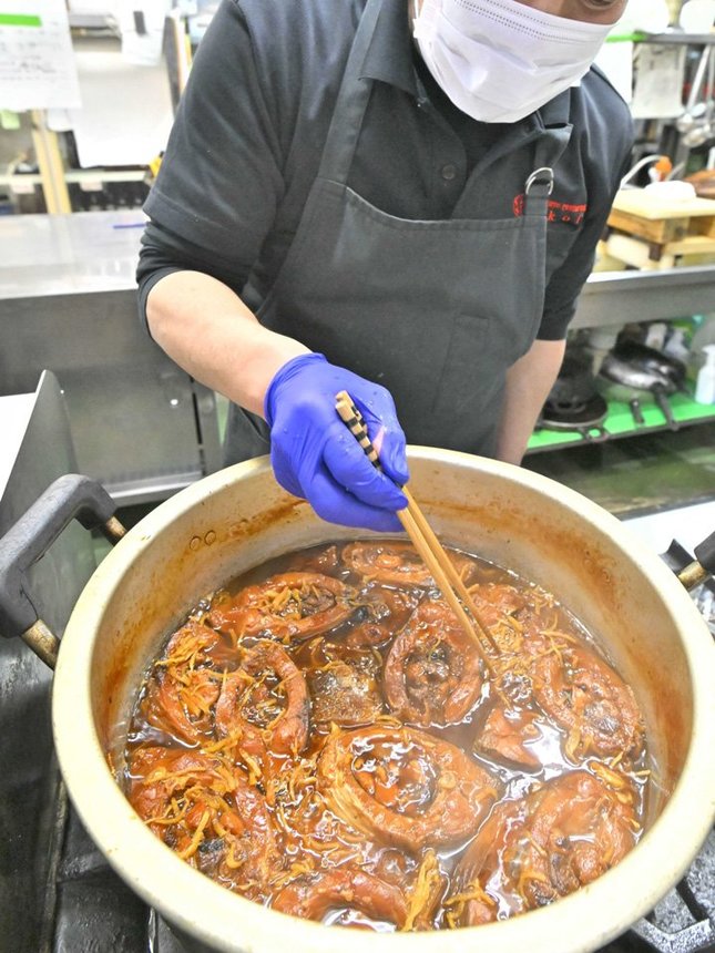 ８時間かけて煮上がったコイの甘露煮＝今月９日、加茂郡八百津町錦織、いこい