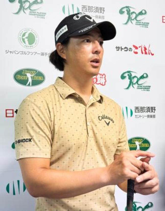 　男子ゴルフのプレーヤーズチャンピオンシップ・サトウ食品開幕を前に、取材に応じる石川遼＝２５日、西那須野ＣＣ