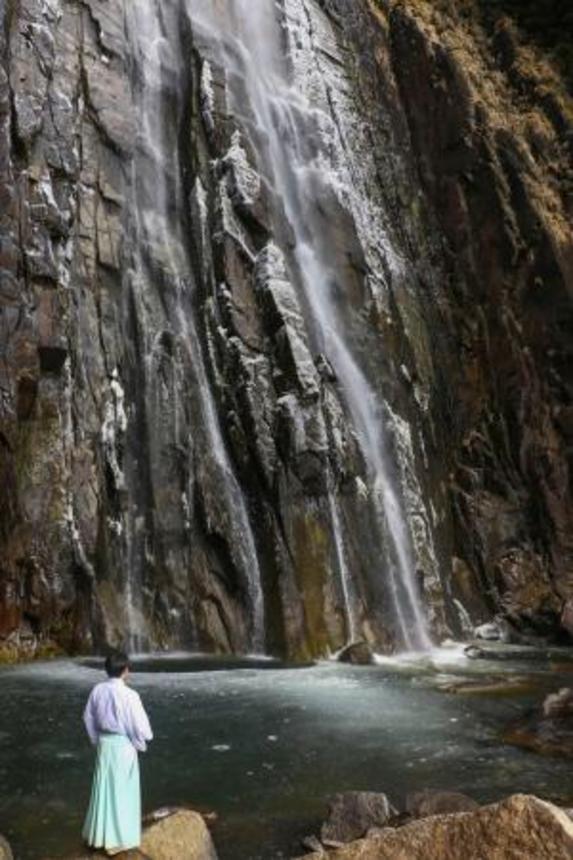 　滝つぼが凍結し、水しぶきが氷となって岩肌に張り付いた那智の滝＝２３日午前、和歌山県那智勝浦町
