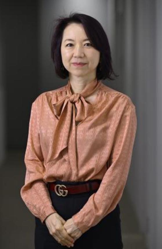 　作家の深沢潮さん