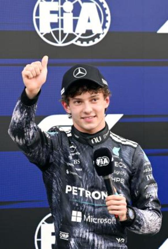 　予選を終え歓声に応えるメルセデスのキミ・アントネッリ。ポールポジションを獲得した＝鈴鹿サーキット