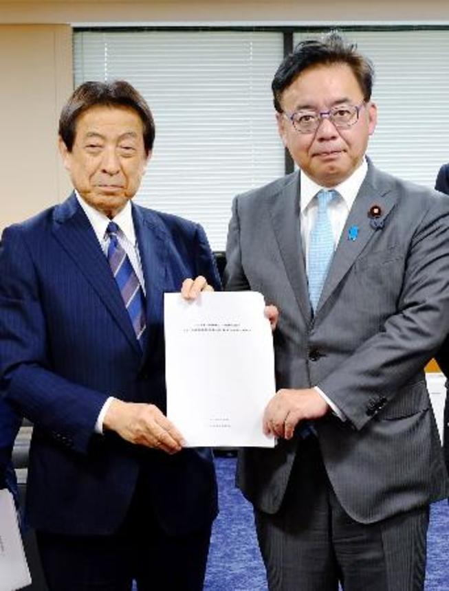 　ゲノム医療に関する提言を上野厚労相（右）に手渡す塩崎元厚労相＝２９日午後、東京都千代田区