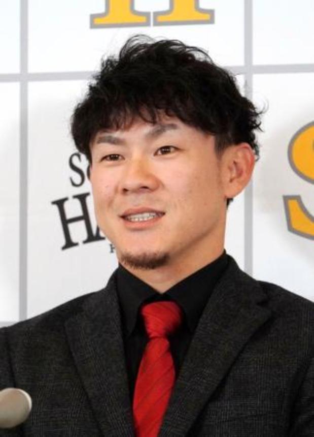 　契約更改し、記者会見するソフトバンク・牧原大＝２５日、みずほペイペイドーム