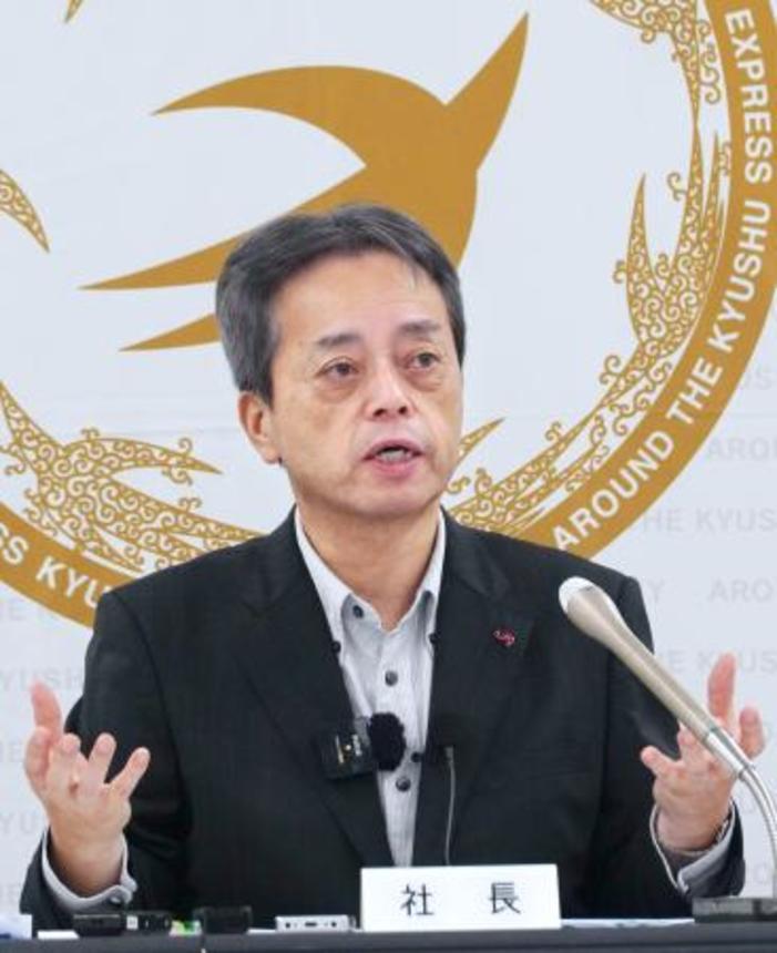 　記者会見するＪＲ九州の古宮洋二社長＝２５日午前、福岡市