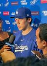 　取材に応じるドジャース・佐々木＝ロサンゼルス（共同）