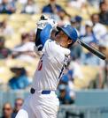 　ナショナルズ戦の８回、２６号２ランを放つドジャース・大谷＝ロサンゼルス（共同）