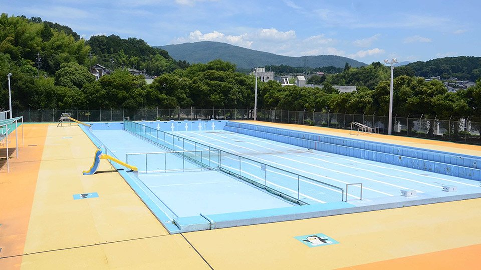 今季の営業を休止する中津川市民プール＝同市駒場