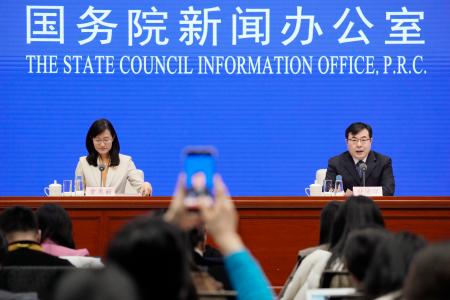 　主要統計を発表する中国国家統計局の記者会見＝１６日、北京（共同）