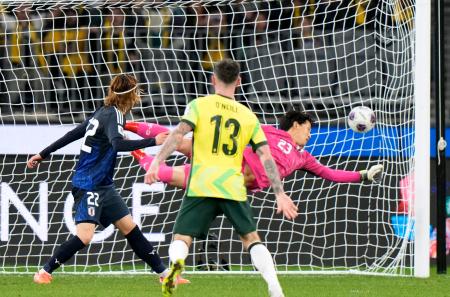 　日本―オーストラリア　後半、オーストラリアに決勝ゴールを決められたＧＫ谷（右）＝パース（共同）