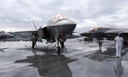 　英海軍のＦ３５Ｂ戦闘機（中央）＝２０２１年９月