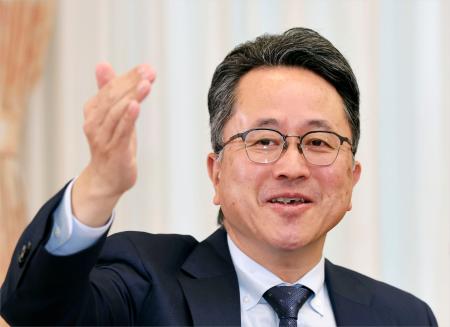 　インタビューに答える東京証券取引所の横山隆介社長