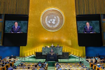 　国連総会一般討論で演説する北朝鮮の金先敬外務次官＝２８日、ニューヨーク（ＡＰ＝共同）
