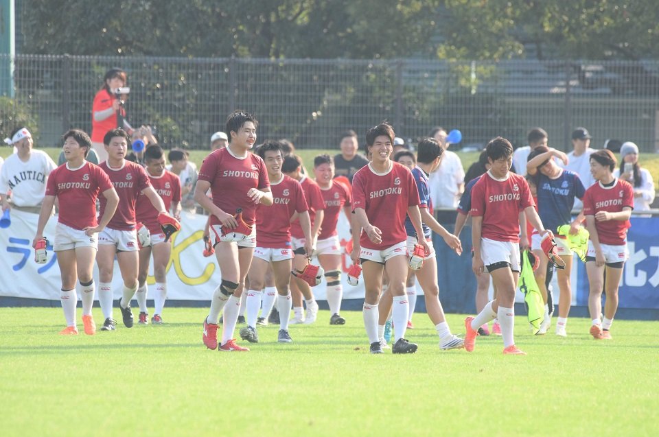 岐阜聖徳×岐阜工＝１点差の激戦を制し、初の決勝進出に喜ぶ岐阜聖徳の選手たち＝長良川球技メドウ