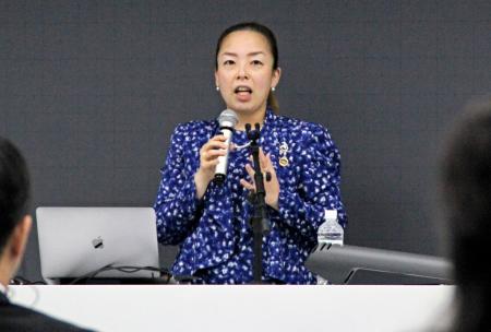 　「インクルーシブデザインネットワーク」が主催するワークショップに出席し、あいさつされる三笠宮家の瑶子さま＝１９日午後、東京都江東区