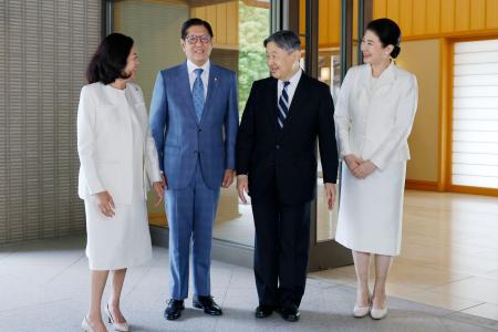 　別れのあいさつに訪れたフィリピンのマルコス大統領夫妻を出迎えられる天皇、皇后両陛下＝２９日午前、皇居・御所の車寄せ