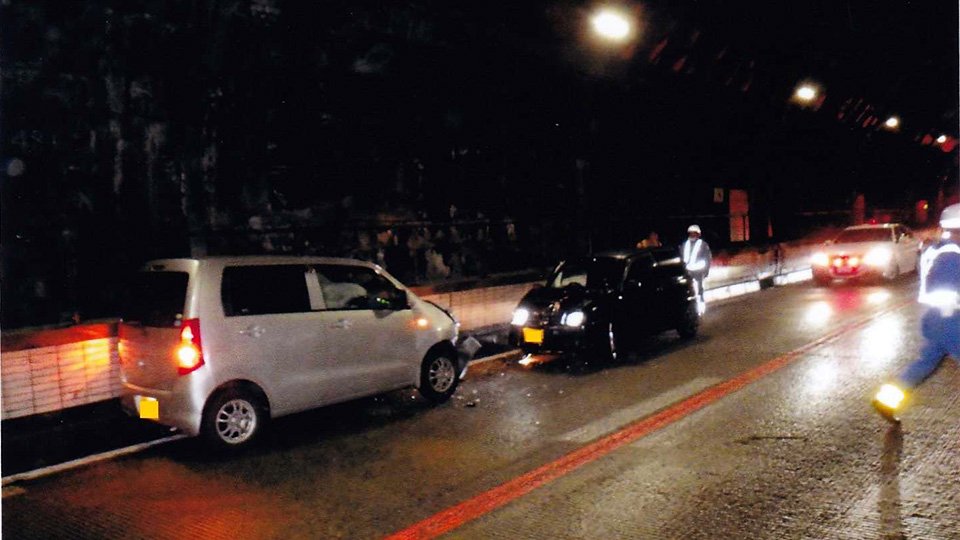 中央自動車道下り線の恵那山トンネルを逆走し、事故を起こした車（左）＝６月１１日、中津川市神坂（県警提供）