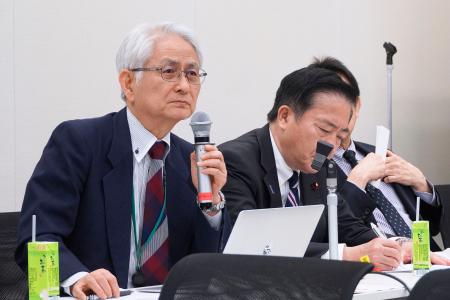 　超党派の議員連盟の会合で内密出産について講演する賛育会病院の賀藤均院長（左）＝１５日午前、東京都千代田区