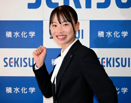 　積水化学の入社式後に取材に応じ、ポーズをとる陸上女子の久保凜＝１日、京都市