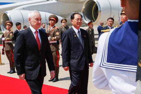 　北朝鮮に到着したロシアのベロウソフ国防相（左）＝２６日（ロシア国防省提供・タス＝共同）