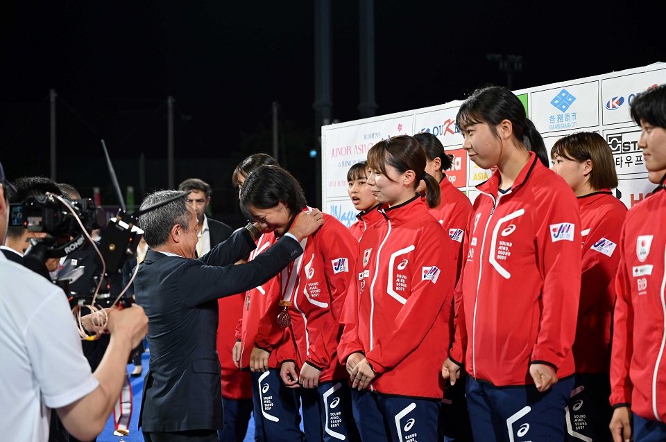 銅メダルを首から掛けられる日本の選手ら＝川崎重工スタジアム