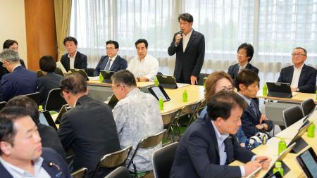 　自民党の税制調査会と社会保障制度調査会の合同会合で、あいさつする小野寺税調会長＝２２日午後、東京・永田町の党本部