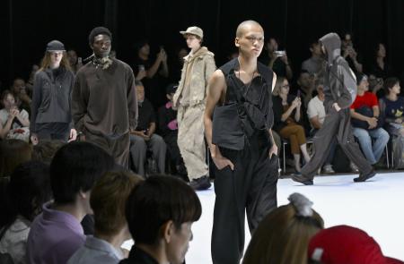 　東京コレクションが開幕し、披露された「ヨシオクボ」＝３１日午後、東京・渋谷