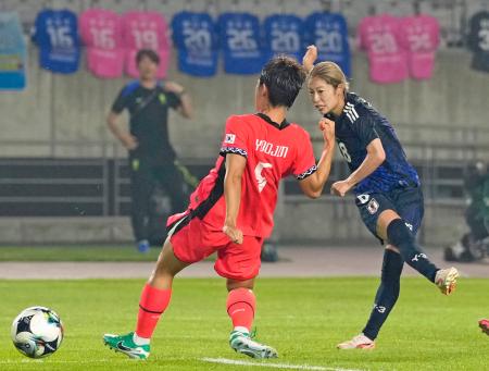 　日本―韓国　前半、先制ゴールを決める成宮（右）＝華城（共同）