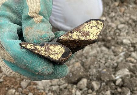 　京都市伏見区の指月城跡から出土した金箔瓦の破片＝１月（同市文化財保護課提供）