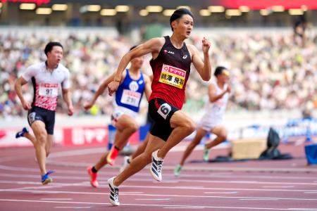 　男子２００メートル決勝　力走する鵜沢飛羽＝国立競技場
