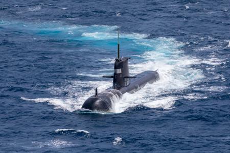 　原潜に置き換えられることになるオーストラリアのコリンズ級潜水艦＝２０２１年９月（オーストラリア軍提供、ゲッティ＝共同）