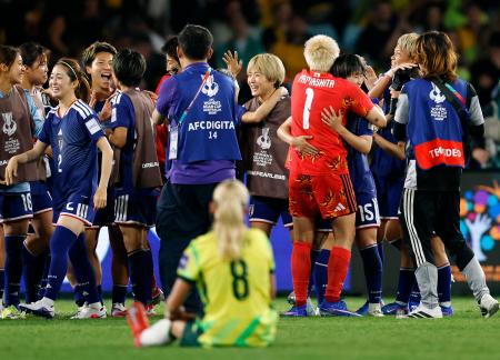　オーストラリアに競り勝ち優勝を果たし、喜ぶ女子日本代表＝シドニー（共同）