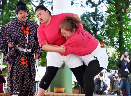 　「女だけの相撲大会」で熱戦を繰り広げる女性力士＝１０日午前、北海道福島町