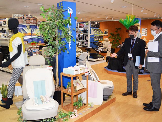 女性向けやアウトドア需要に対応した商品を充実させた「２０２２年春夏物コレクション」＝安八郡安八町南今ケ渕、ボンフォーム